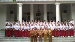 Murid Kelas 6 SDN 1 Nagri Tengah Foto Bersama Sekda Purwakarta dan Kepala Sekolah