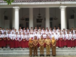 Murid Kelas 6 SDN 1 Nagri Tengah Foto Bersama Sekda Purwakarta dan Kepala Sekolah