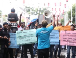 Bupati Ogah Temui Massa, Media Lokal Turun ke Jalan Protes “Amputasi” Anggaran di Purwakarta