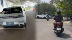 Bupati dan Sekda Karawang Ngantor Pakai Mobil Listrik Pribadi dan Motor