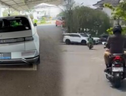 Bupati dan Sekda Karawang Ngantor Pakai Mobil Listrik Pribadi dan Motor